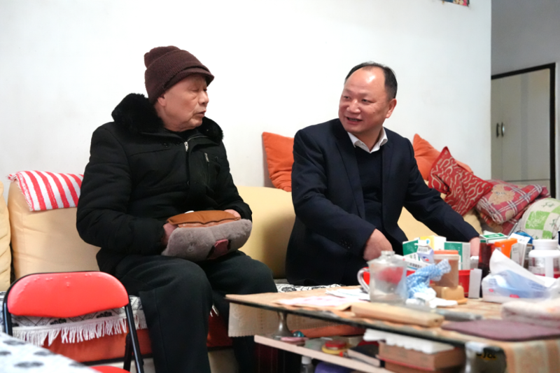 公司黨委走訪慰問困難黨員和困難職工、看望慰問老領導和老同志