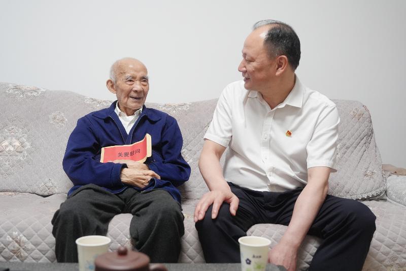 周鴻走訪慰問(wèn)老黨員并頒發(fā)“光榮在黨50年”紀(jì)念章
