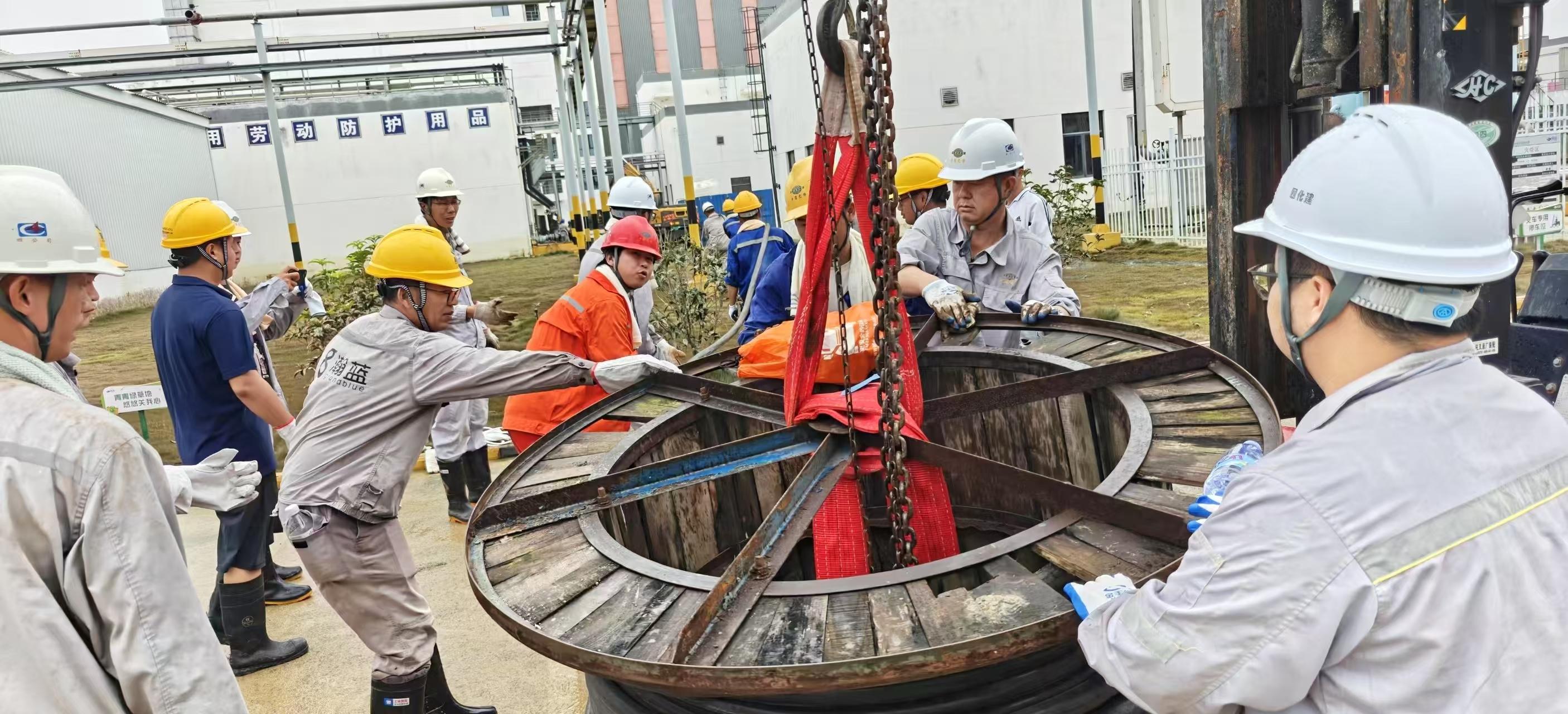 18.2.2星夜馳援桂平｜四化建緊急搶險救助受災園區.jpg