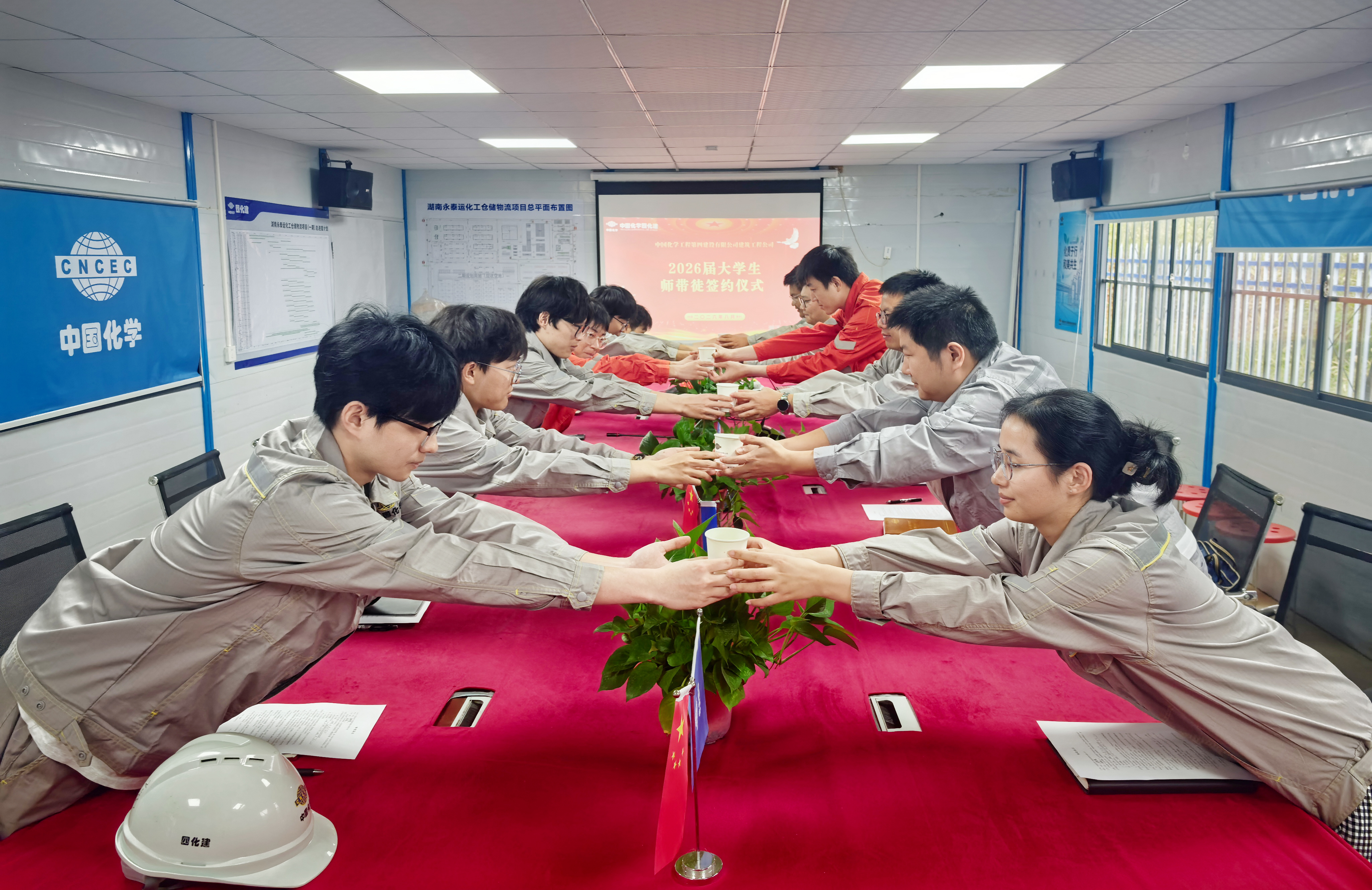 14.2.0薪火相傳 青藍相繼——四化建舉行2026屆新員工師徒結對儀式.jpg