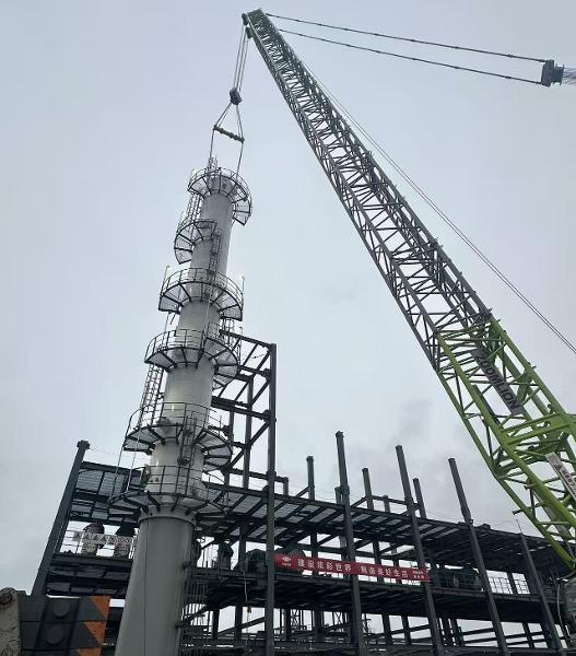 六比六創(chuàng) 實干爭先 | 四化建東北公司大唐克旗粗酚精制項目首臺塔器順利吊裝就位