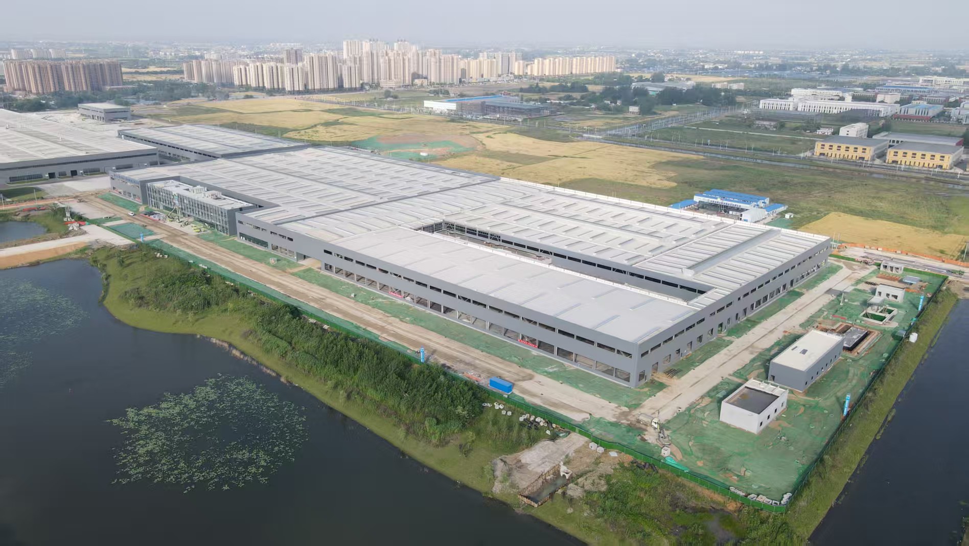 25.1.2匠心筑造 奉獻(xiàn)精品?丨四化建馬鞍山中聯(lián)重科智能物流產(chǎn)業(yè)園項(xiàng)目獲評集團(tuán)五星級標(biāo)準(zhǔn)化工地.jpg